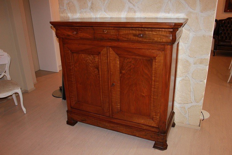 Grande credenza francese di metà 1800, stile Luigi Filippo, in legno di noce. Presenta 2 grandi