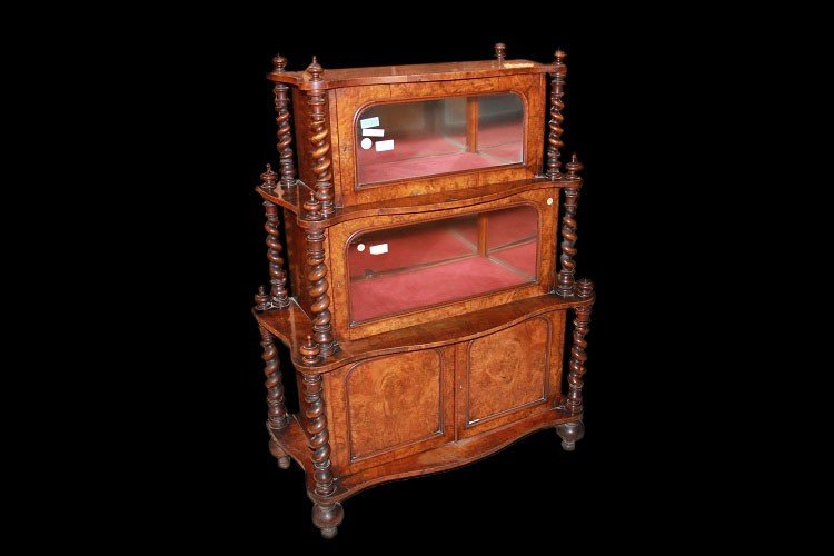 Piccolo credenzino cabinet inglese della prima metà 1800, stile Georgiano, in legno di noce 