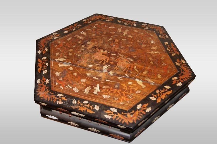 Tavolino inglese di gusto orientale di metà 1800, in vari legni. Presenta intarsi di figure-photo-3