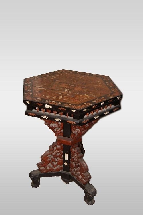 Tavolino inglese di gusto orientale di metà 1800, in vari legni. Presenta intarsi di figure