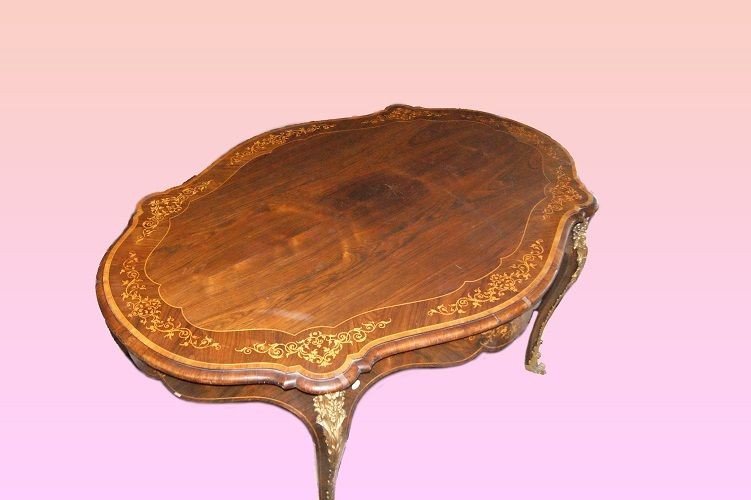Tavolo da salotto francese di pregiata fattura della prima metà 1800, stile Carlo X