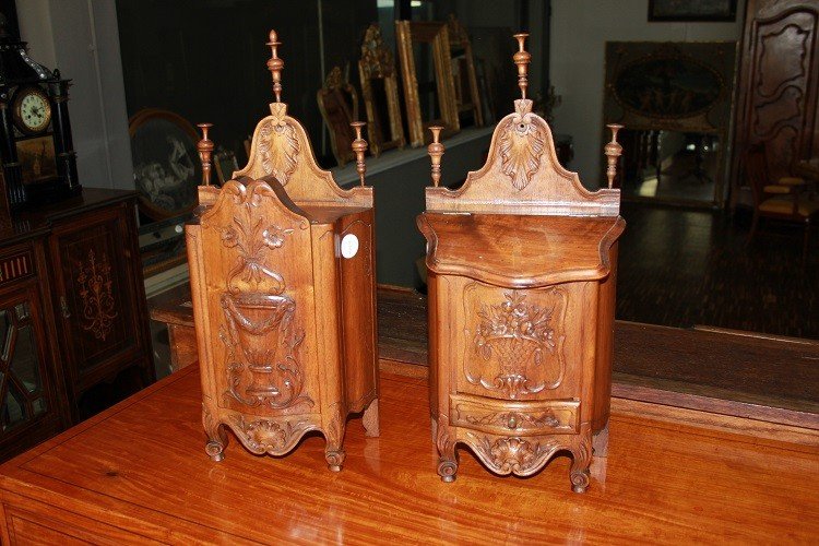 Coppia di piccoli porta spezie francesi di fine 1800, stile Provenzale, in legno di noce