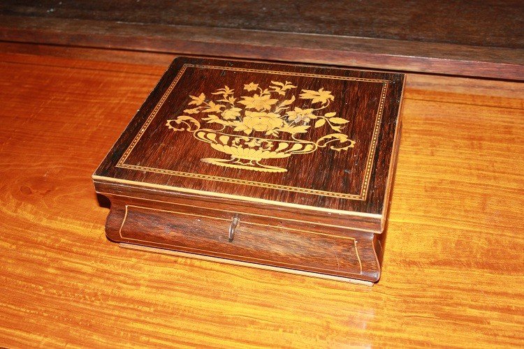 Piccola scatola francese di metà 180, stile Carlo X, in legno di palissandro