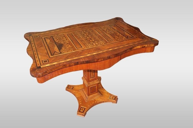 Tavolino con piano smussato francese di metà 1800, stile eclettico, in legno di ciliegio