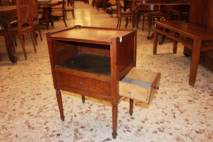 Tavolino comodino francese della seconda metà del 1800, stile rustico, in legno di ciliegio-photo-1