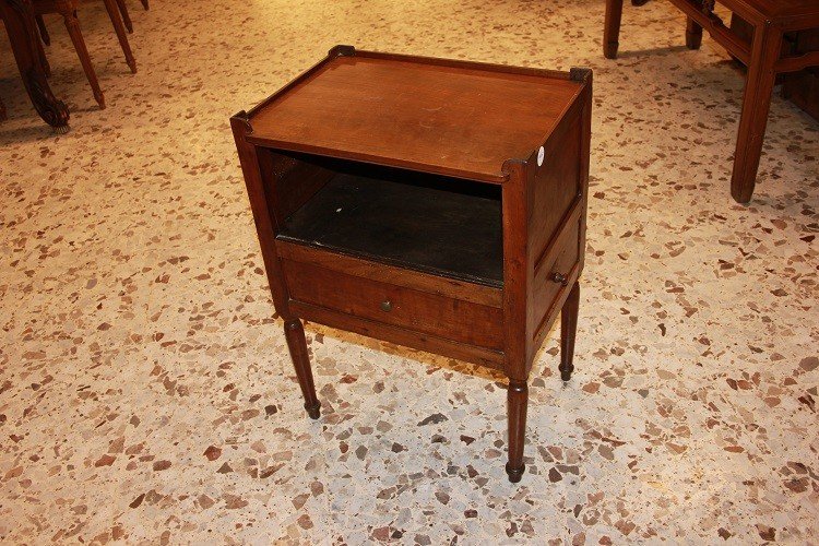 Tavolino comodino francese della seconda metà del 1800, stile rustico, in legno di ciliegio