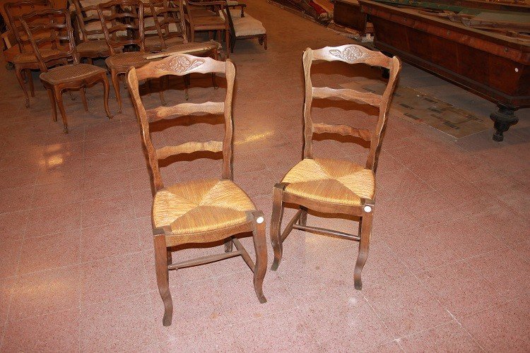 Gruppo di 18 sedie francesi di fine 1800, stile Provenzale, in legno di noce