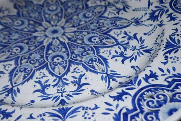 Grande piatto circolare francese della seconda metà del 1800 in ceramica con decori azzurri-photo-2