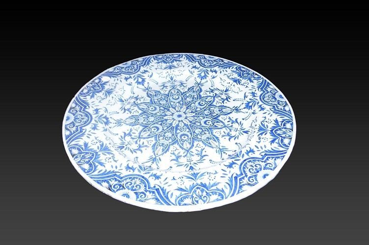 Grande piatto circolare francese della seconda metà del 1800 in ceramica con decori azzurri