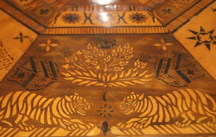 <p>Tavolo ottagonale inglese di inizio 1800, riccamente intarsiato,-photo-4