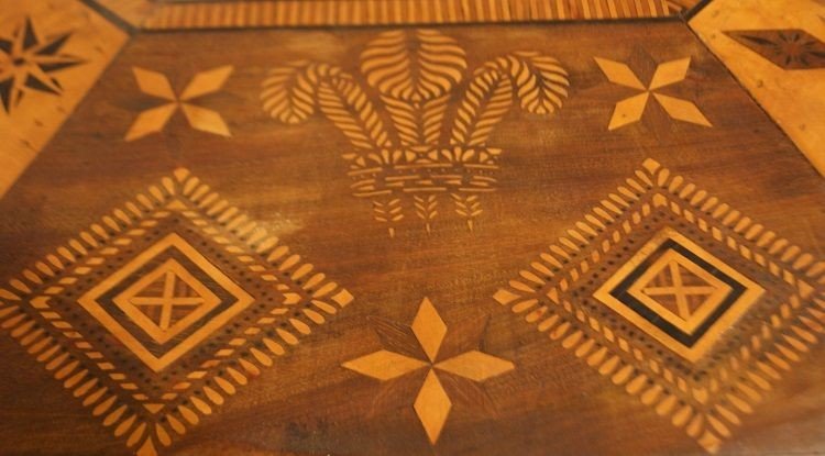 <p>Tavolo ottagonale inglese di inizio 1800, riccamente intarsiato,-photo-3