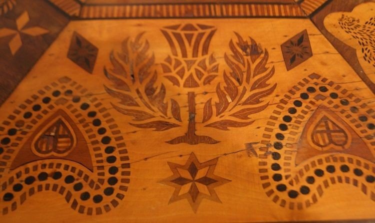 <p>Tavolo ottagonale inglese di inizio 1800, riccamente intarsiato,-photo-4