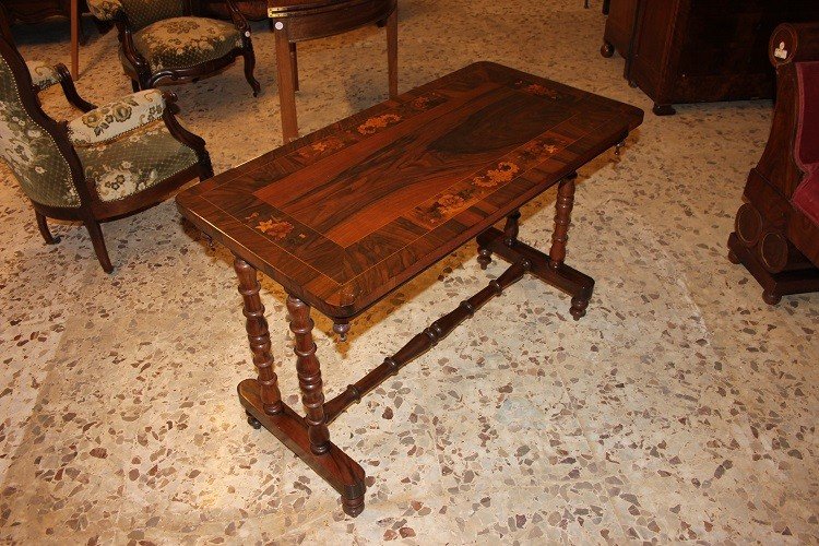 Tavolino da salotto inglese della seconda metà del 1800, stile Vittoriano, in legno di noce