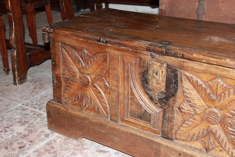 Cassapanca Francese di inizio 1800, stile Rustico, in legno di noce riccamente intagliato-photo-2