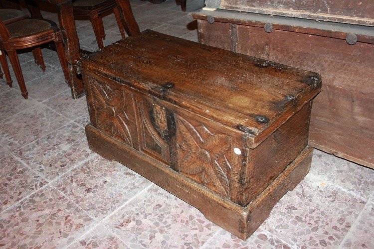 Cassapanca Francese di inizio 1800, stile Rustico, in legno di noce riccamente intagliato-photo-3