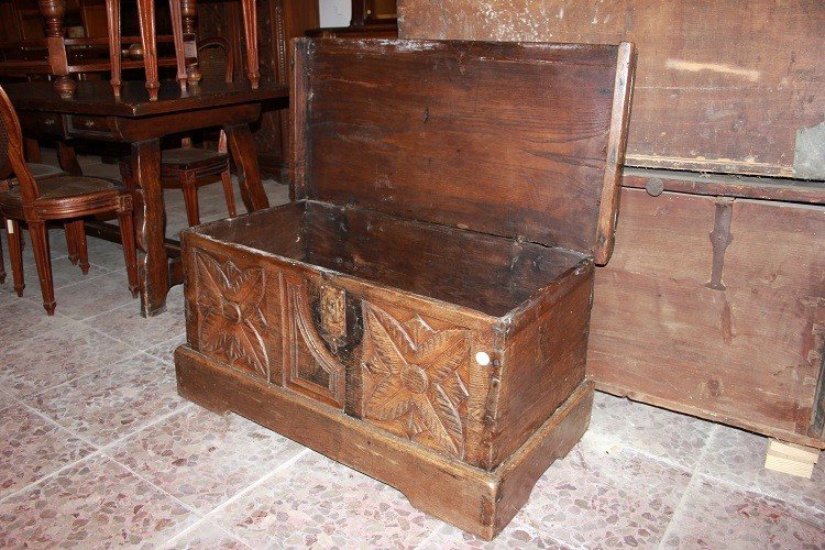 Cassapanca Francese di inizio 1800, stile Rustico, in legno di noce riccamente intagliato-photo-1