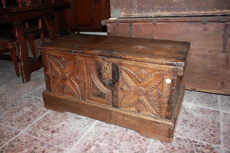 Cassapanca Francese di inizio 1800, stile Rustico, in legno di noce riccamente intagliato