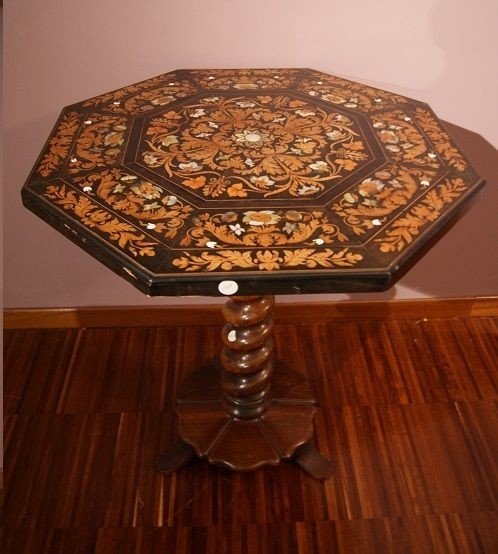 Tavolino olandese ottagonale di inizio 1800 in legno di palissandro ornato da ricchi intarsi 
