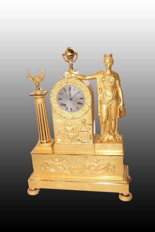 Orologio da tavolo francese della prima metà del 1800, stile Impero, in bronzo dorato