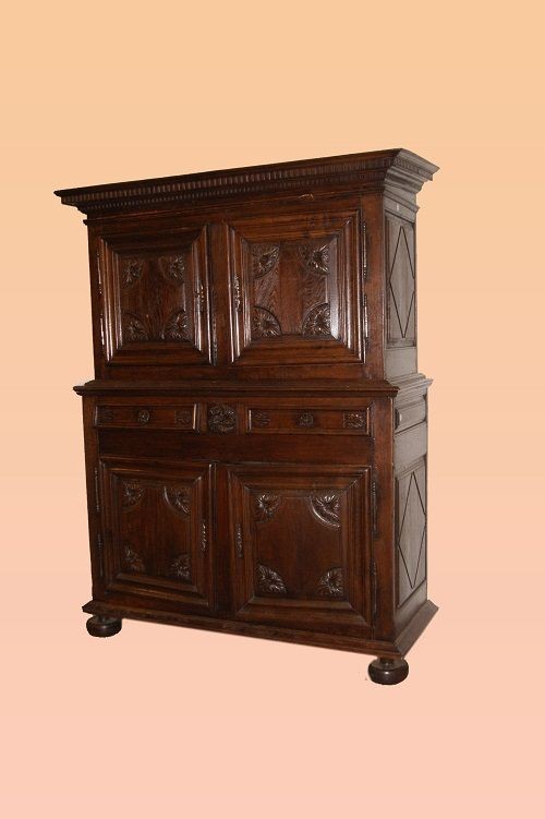 Antica credenza doppio corpo francese stile Luigi XIV di inizio 1700 in legno di castagno