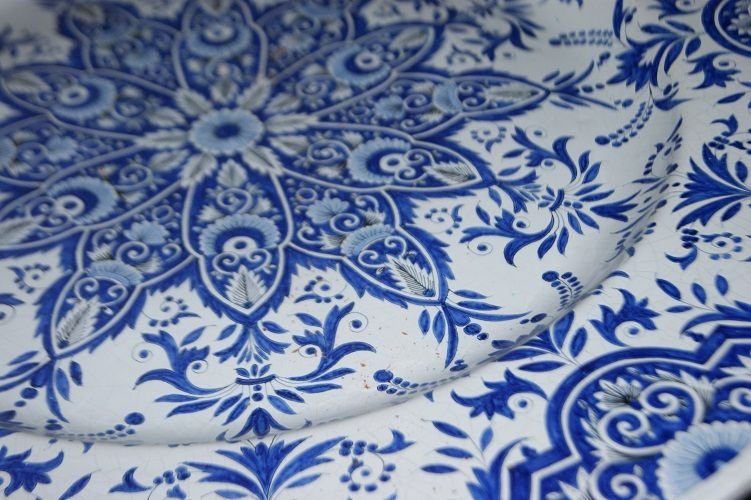 Grande piatto circolare francese della seconda metà del 1800 in ceramica con decori azzurri su -photo-2