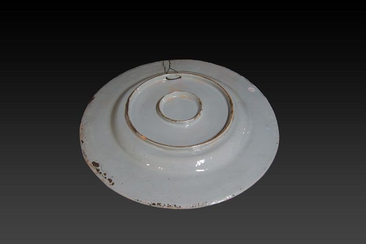 Grande piatto circolare francese della seconda metà del 1800 in ceramica con decori azzurri su -photo-3