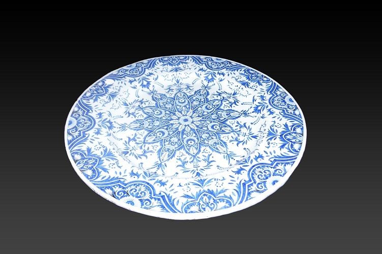 Grande piatto circolare francese della seconda metà del 1800 in ceramica con decori azzurri su 