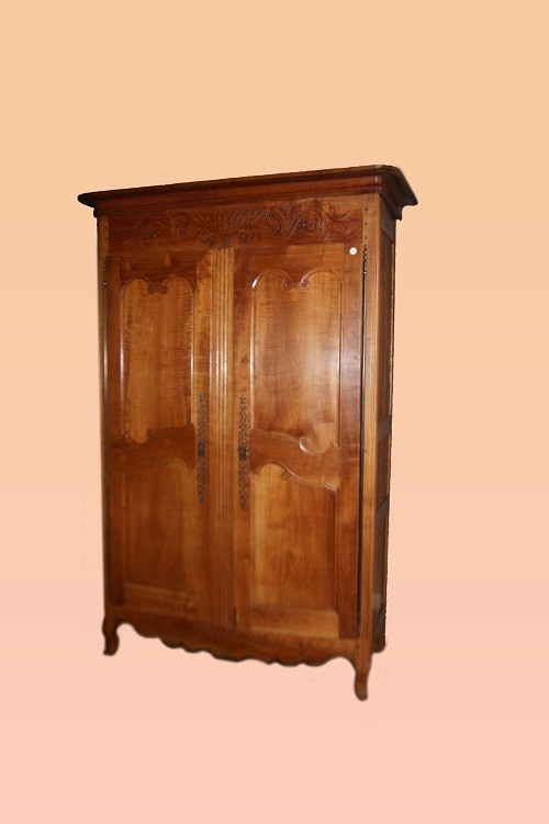 Grande armadio francese di fine 1700, stile Provenzale, in legno di ciliegio