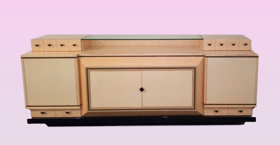 Credenza anni 60 italiana in acero.  Dimensioni cm 222 x cm 51 x cm 95 h