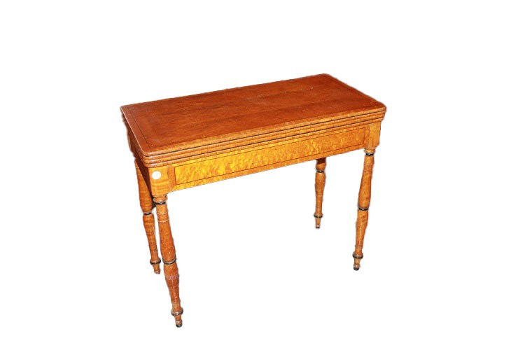 Tavolino inglese della seconda metà del 1800, stile Sheraton, in legno di acero
