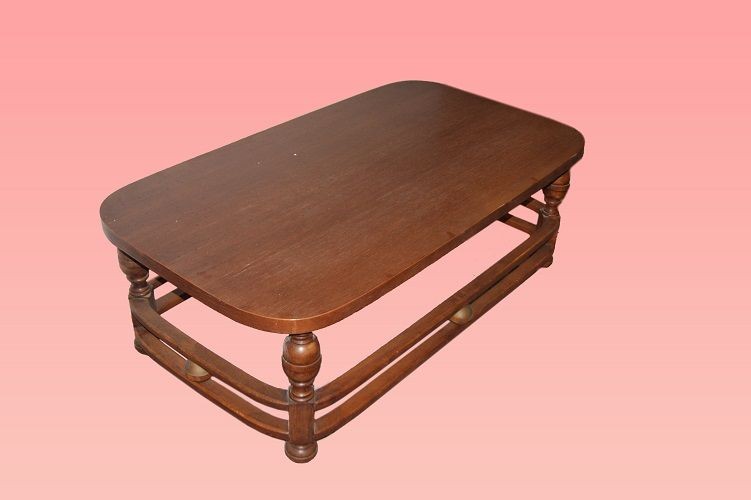 Antico grande tavolino basso italiano di metà 1900 in legno di noce.
