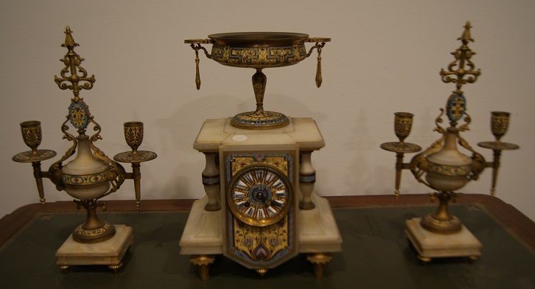 Trittico orologio con candelieri francese della seconda metà del 1800 in marmo bianco carrara 