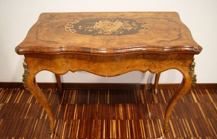 Splendido tavolino da gioco di gusto francese ma di manifattura inglese