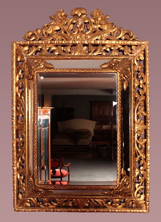 Maestosa specchiera francese della prima metà del 1800 stile Luigi XIV in legno dorato foglia o