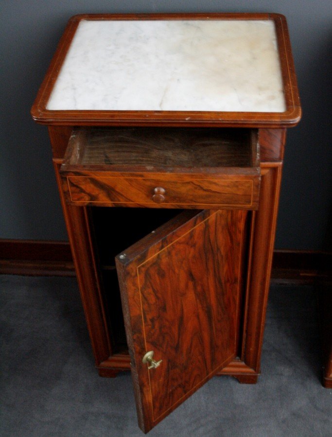Coppia di comodini francesi di metà 1800 ad una porta, stile Carlo X, in legno di noce fiammato-photo-3