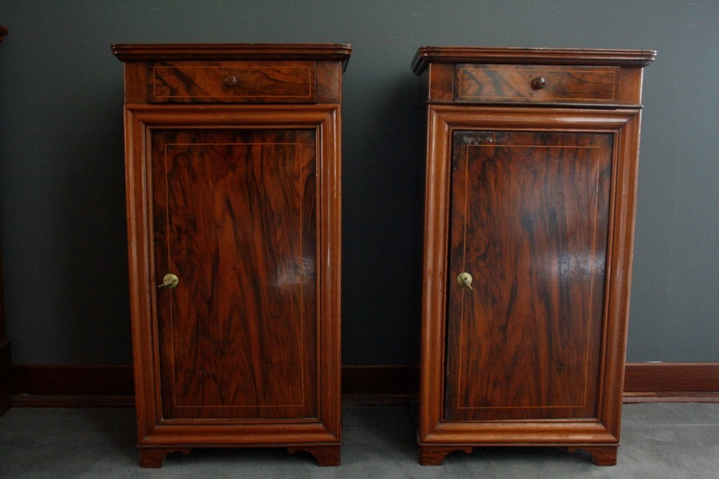 Coppia di comodini francesi di metà 1800 ad una porta, stile Carlo X, in legno di noce fiammato