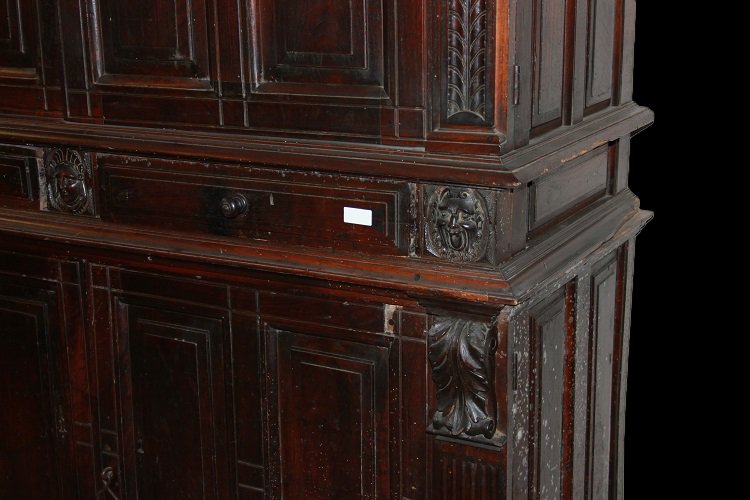 Splendida maestosa credenza italiana del 1500, stile Rinascimento, in legno di noce. Presenta c-photo-4