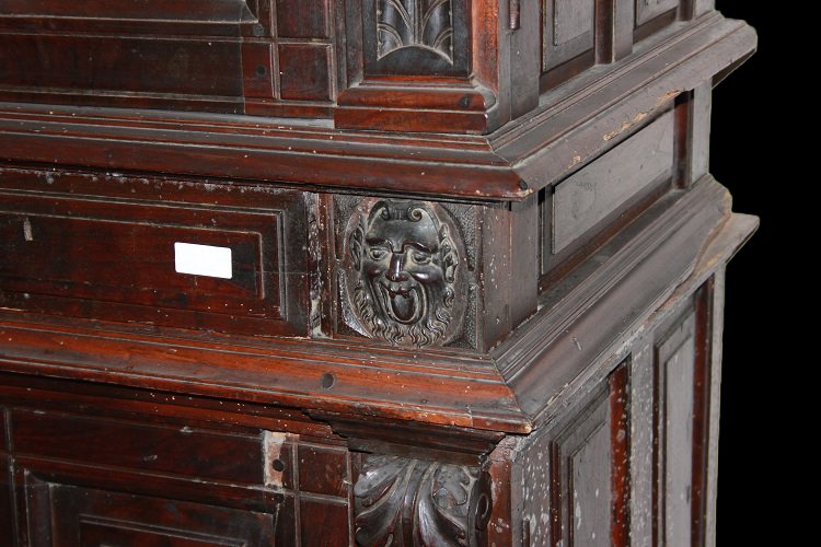 Splendida maestosa credenza italiana del 1500, stile Rinascimento, in legno di noce. Presenta c-photo-1