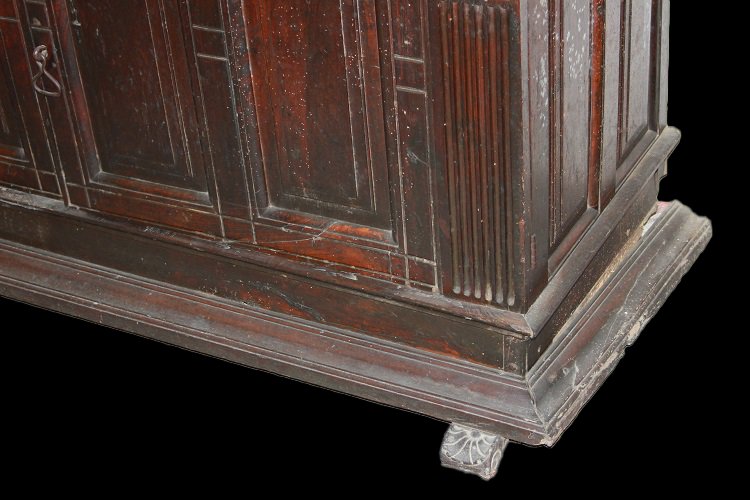 Splendida maestosa credenza italiana del 1500, stile Rinascimento, in legno di noce. Presenta c-photo-2