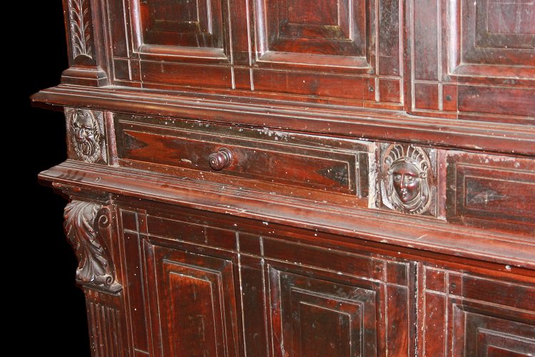 Splendida maestosa credenza italiana del 1500, stile Rinascimento, in legno di noce. Presenta c-photo-3