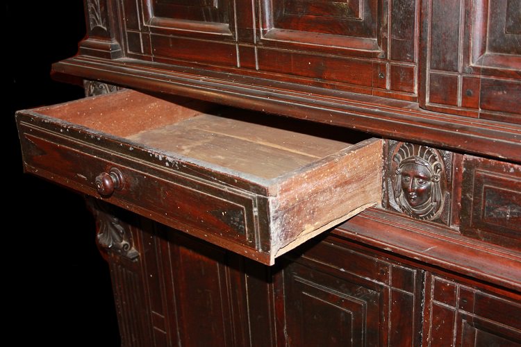 Splendida maestosa credenza italiana del 1500, stile Rinascimento, in legno di noce. Presenta c-photo-4