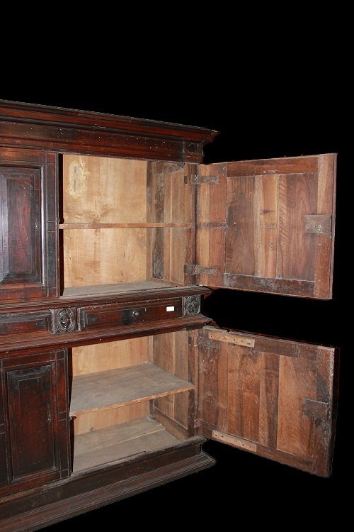 Splendida maestosa credenza italiana del 1500, stile Rinascimento, in legno di noce. Presenta c-photo-5