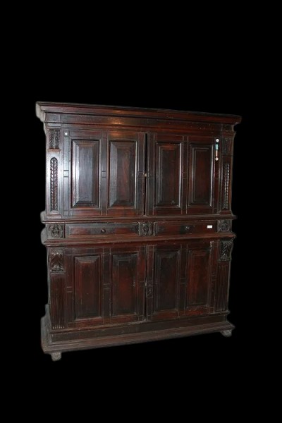 Splendida maestosa credenza italiana del 1500, stile Rinascimento, in legno di noce. Presenta c