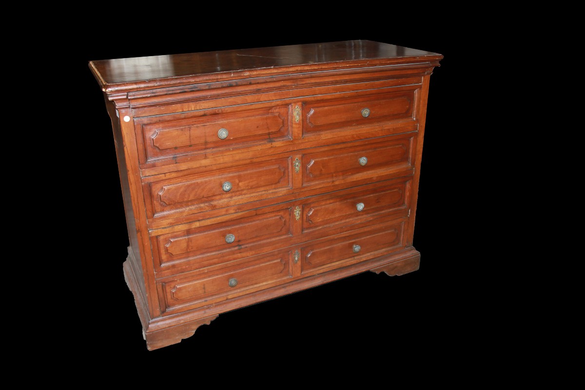Canterano italiano del 1600 in legno di noce. Presenta 1 piccolo cassettino sottopiano e 4 gran