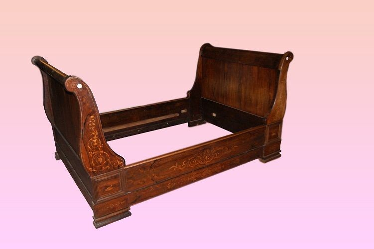 Grande letto francese della prima metà del 1800, stile Carlo X, in legno di noce fiammato