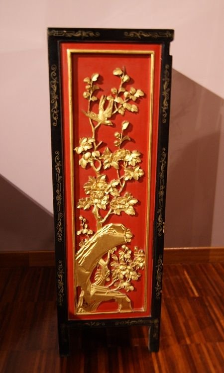 Credenzino cinese della prima metà del 1900, in legno laccato nero. Presenta ricche decorazioni-photo-3