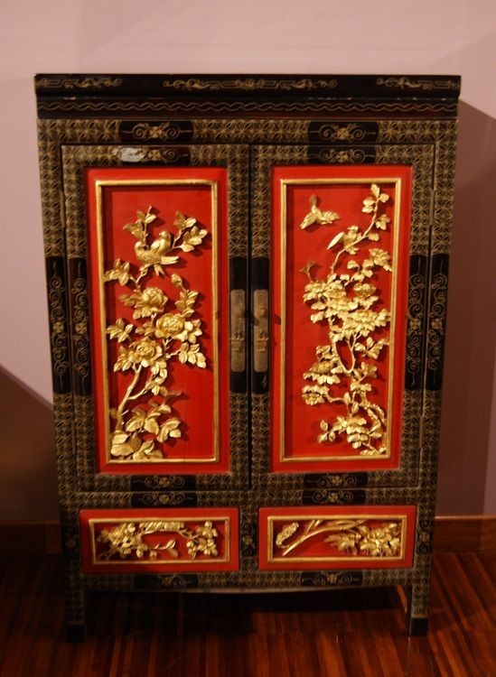 Credenzino cinese della prima metà del 1900, in legno laccato nero. Presenta ricche decorazioni