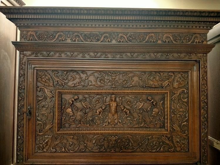 Credenza doppio corpo italiana, in noce, della prima metà del 1900. Riccamente intagliata-photo-3