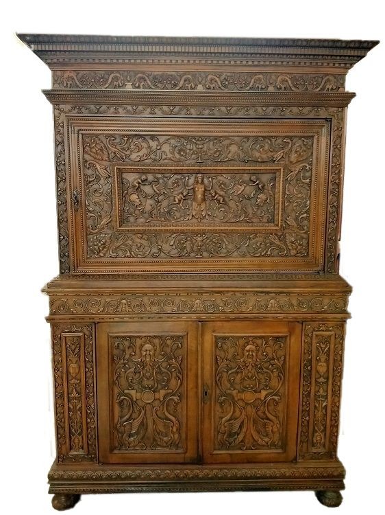 Credenza doppio corpo italiana, in noce, della prima metà del 1900. Riccamente intagliata
