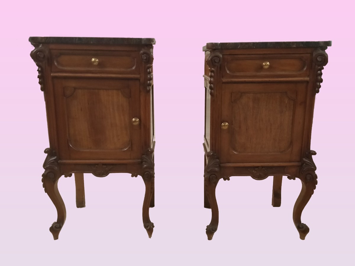 Coppia di comodini stile Luigi Filippo, in noce scuro, con antina e cassetto sottopiano